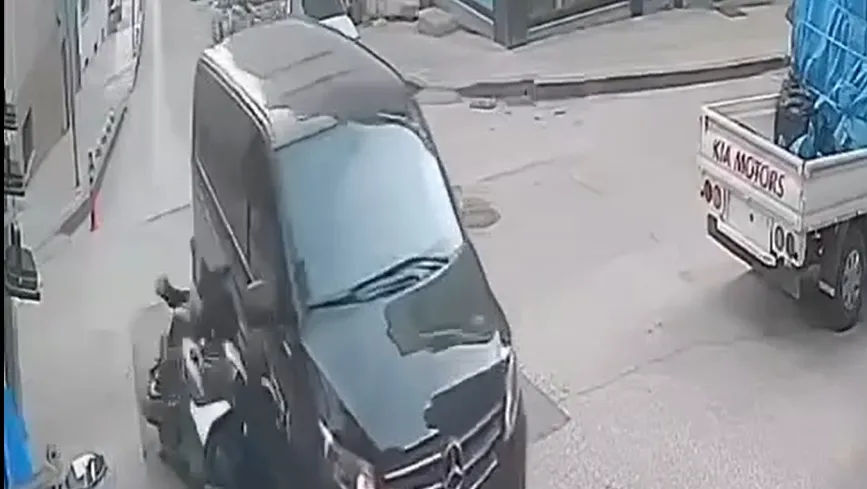 Panelvanla motosiklet çarpıştı; 2 kişi yaralandı