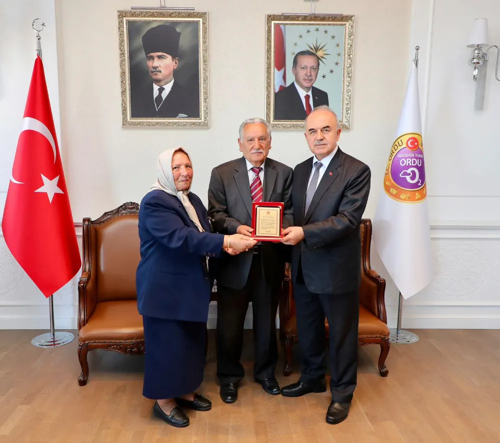 Vali Erol’dan 600 kitap bağışlayan Tarkan Deniz’e teşekkür plaketi