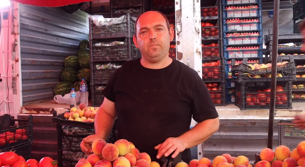 Pazarda fiyatlar geriledi, domates ve şeftali ilgi gördü