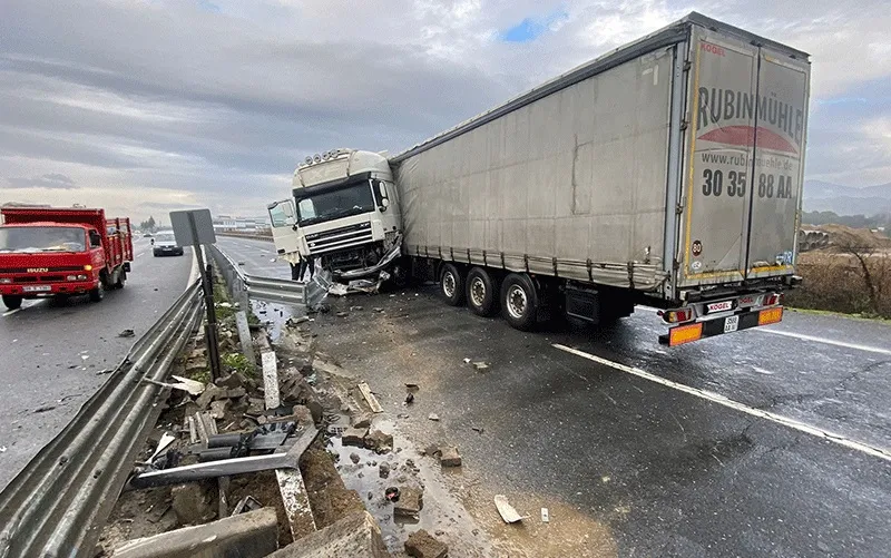Freni Boşalan Araç Yoldan Çıktı