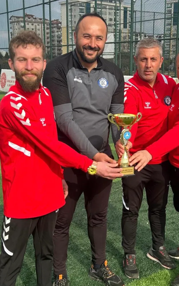 ÜFK üç antrenörle yollarını ayırdı