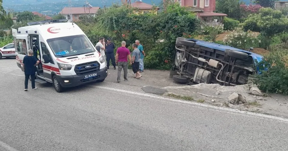 Altınordu’da araç takla atarak kaza yaptı