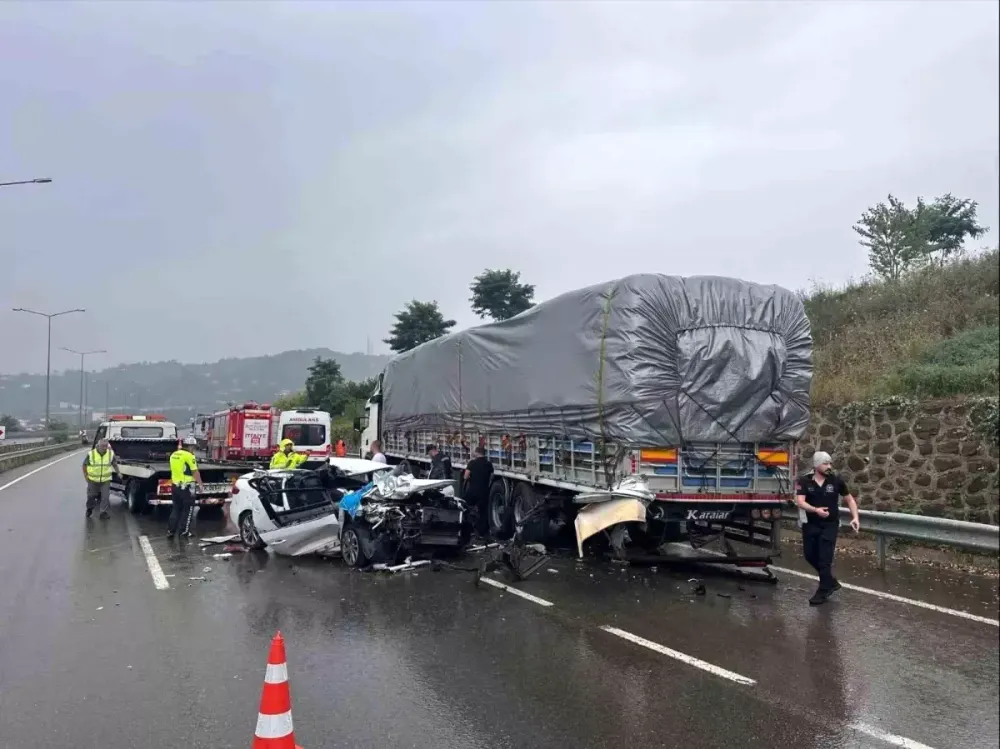 Otomobil park halindeki tıra çarptı; 1 ölü, 1’i çocuk 2 yaralı