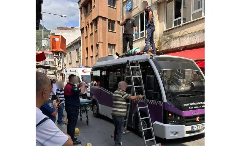İşçi dolmuşun üzerine düşerek yaralandı