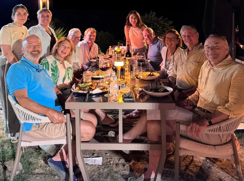 Kraliyet Ailesi Ünye’ye geldi  Klasik otomobillerle geldiler, Karadeniz lezzetlerini tattılar