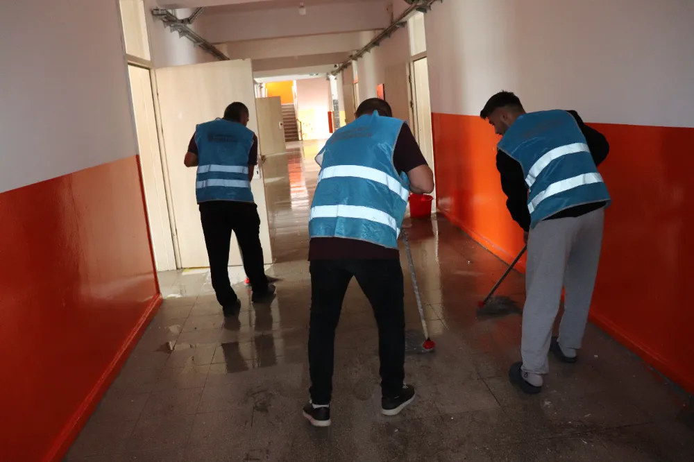 Ünye’de yükümlüler  okulları hazırlıyor