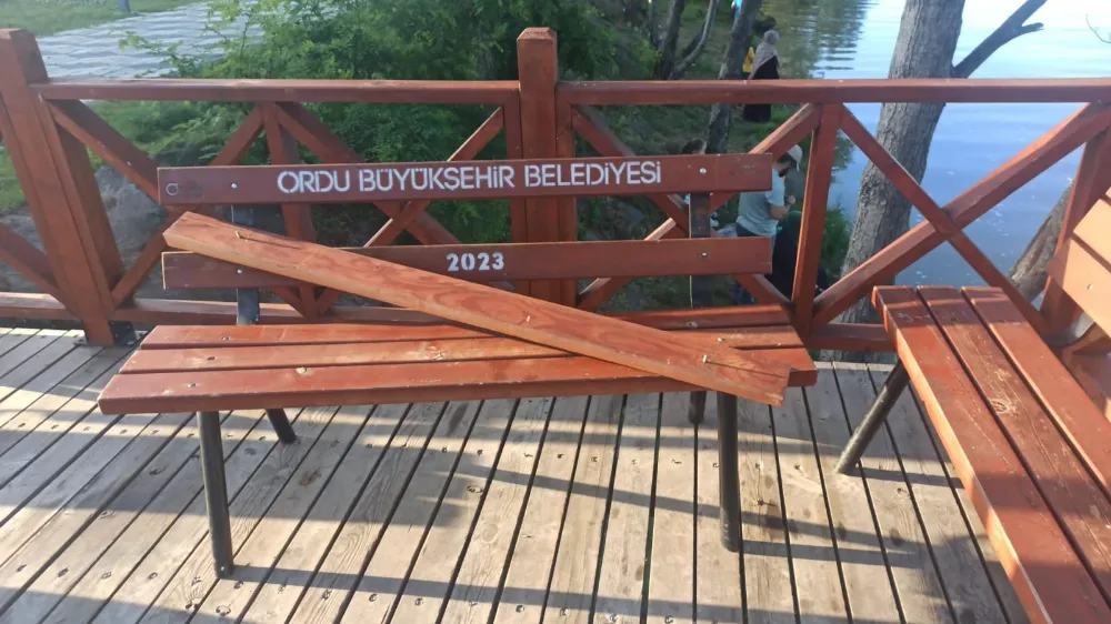 Kent mobilyalarına verilen zararlar pes dedirtti!