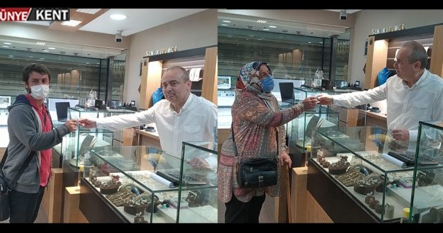 29. yılında iki müşteriye birer gram hediye…