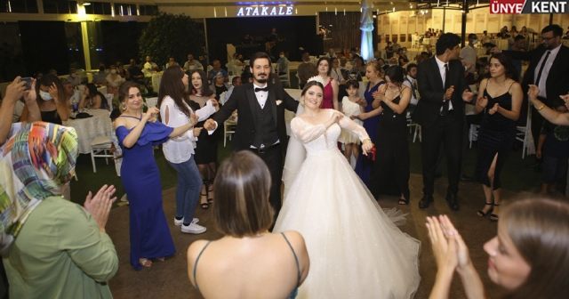 Özge ve Ahmet’in düğünü davetlileri büyüledi